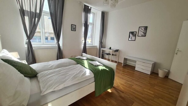 Ein Schlafzimmer mit einem Bett, einem Schreibtisch und einem Stuhl.