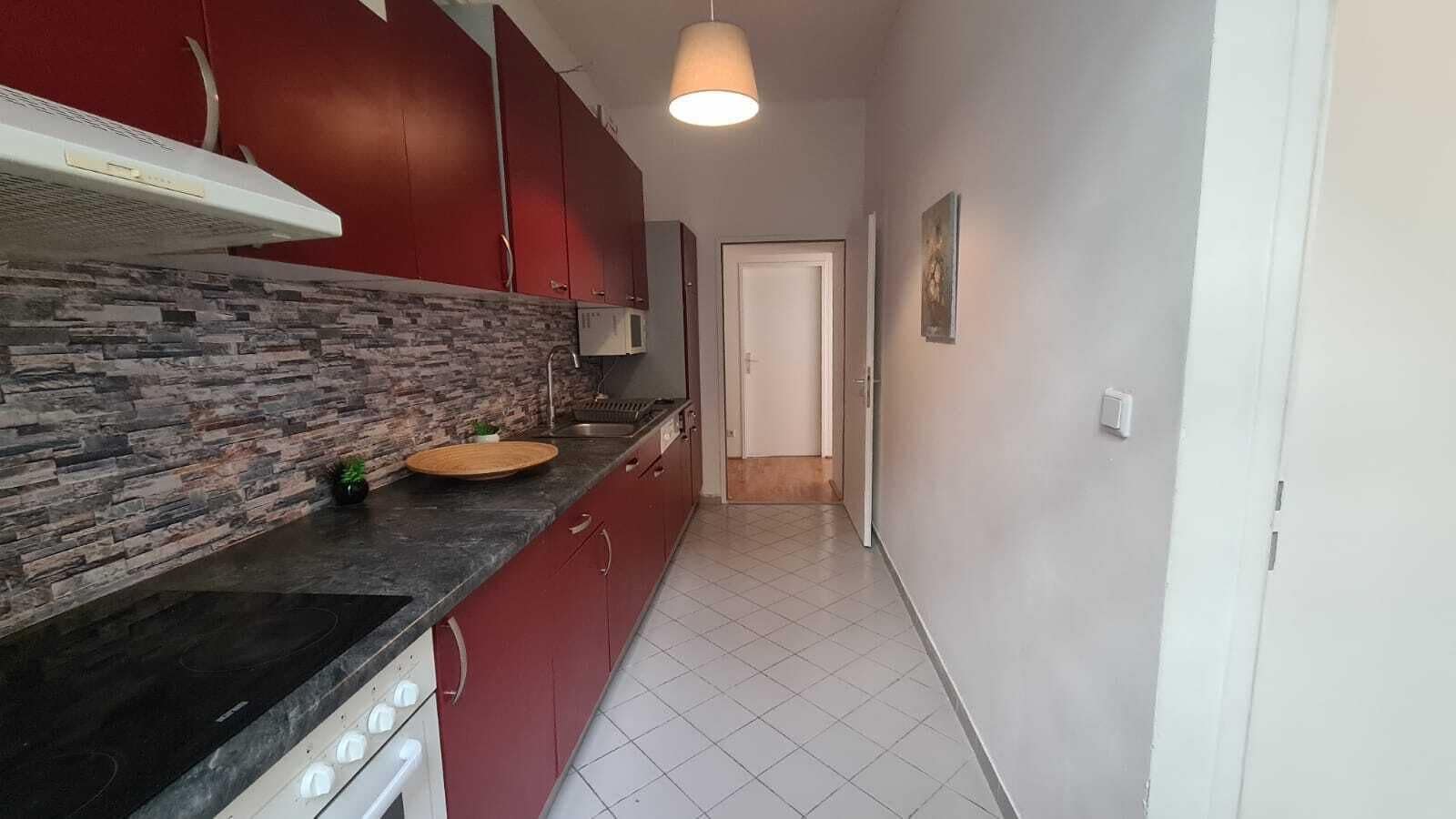 Apartamento básico | Cozinha privada | Geladeira, micro-ondas, fogão, cooktop