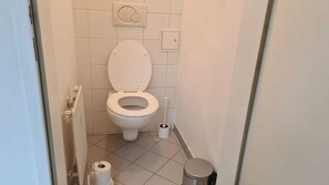 Basic Apartment | Bathroom - Comfortable 3BR Apartment Belvedere Area (Vienna)