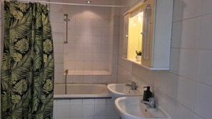 Basic-Apartment | Badezimmer | Duschwanne, kostenlose Toilettenartikel, Haartrockner, Handtücher