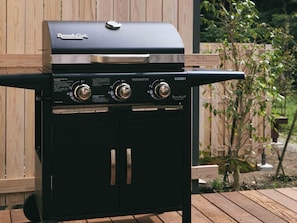 Habitación cuádruple superior, vista al jardín | Terraza o patio