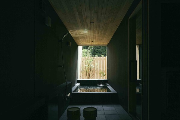 Habitación cuádruple superior, vista al jardín | Baño | Tina, amenidades de baño gratuitas, secadora de cabello, toallas