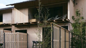 A modern building with a wooden facade, balconies, and outdoor seating. - GEOSPOT MOTOHAKONE A (Hakone)