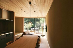 Habitación cuádruple superior, vista al jardín | Área de sala de estar