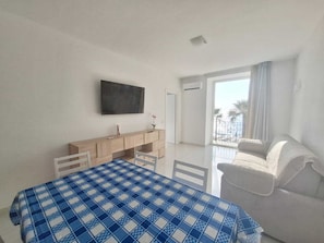 TV - Seafront apartment in S.Maria di Castellabate with private terrace 6 places (Santa Maria di Castellabate)
