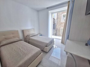 2 bedrooms, WiFi, bed sheets - Seafront apartment in S.Maria di Castellabate with private terrace 6 places (Santa Maria di Castellabate)