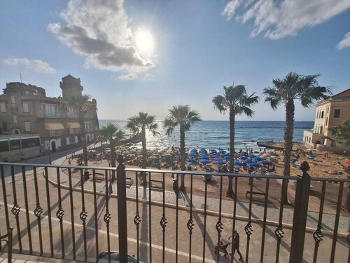 Seafront apartment in S.Maria di Castellabate with private terrace 6 places