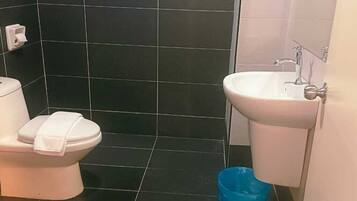 Een bad, handdoeken, zeep