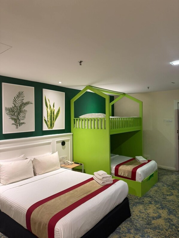 Family Double Room | Desk - asto hotel (Kuala Lumpur)