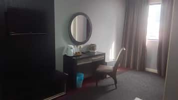 Deluxe tweepersoonskamer | Een bureau