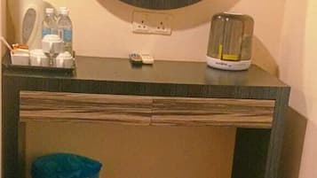 Kolmen hengen deluxe-huone, kaupunkinäköala | Oleskelualue