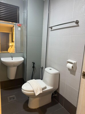Family Double Room | Bathroom | Bathtub, towels, soap - asto hotel (Kuala Lumpur)