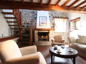 TV, fireplace - Cozy stone house with garden, pets allowed in La Hague (La Hague)