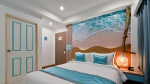 Une chambre d’hôtel avec un lit, une table de chevet, une fresque murale et une porte.