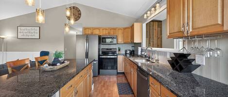 冷蔵庫、電子レンジ、オーブン、コンロ