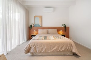 4 عدّة غرف نوم وواي فاي وملاءات أسرّة