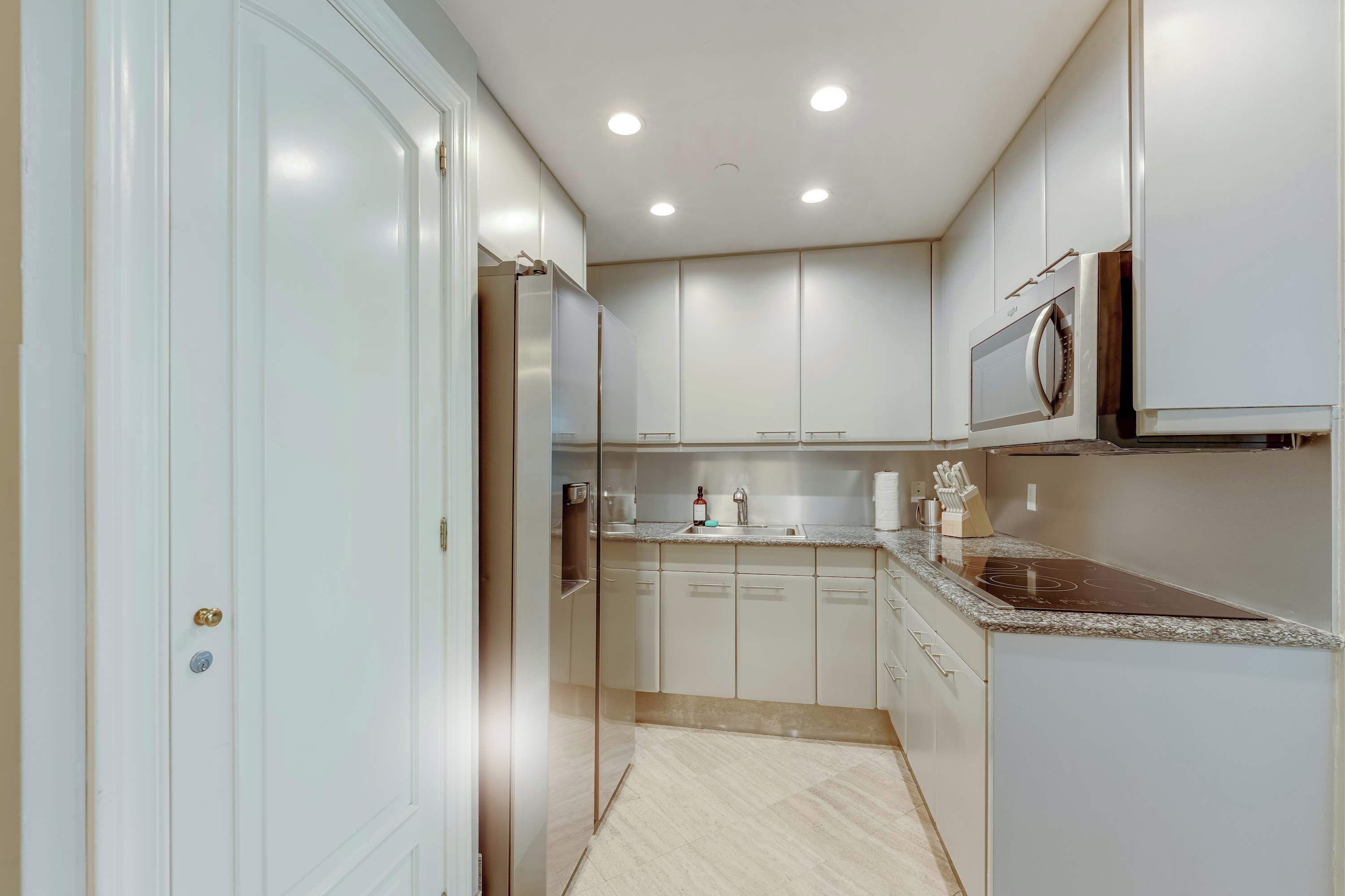 Réfrigérateur, micro-ondes, plaque de cuisson, lave-vaisselle