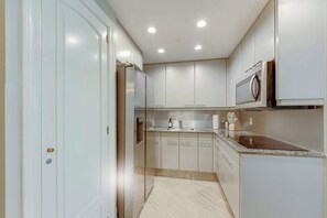 ثلاجة، ميكروويف، موقد طهي مسطح، غسالة أطباق