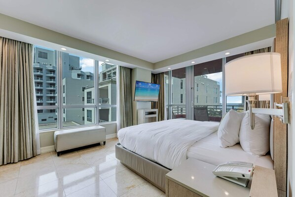 مكتب ومكواة/لوح كي وسرير سفر وواي فاي