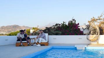 Außenpool (je nach Saison geöffnet), Sonnenschirme, Liegestühle