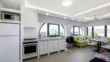 Private kitchen | Full-size fridge, microwave, oven, stovetop