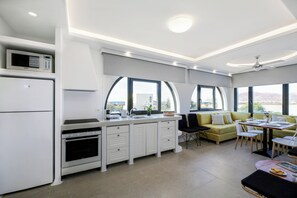 Cuisine privée | Grand réfrigérateur, micro-ondes, four, plaque de cuisson