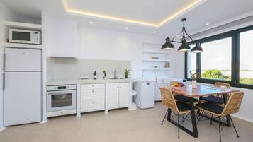 Geladeira grande, micro-ondas, fogão, cooktop