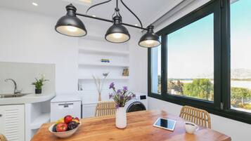 GroĂer KĂŒhlschrank, Mikrowelle, Ofen, Herdplatte