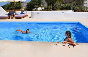 Piscine extérieure (ouverte en saison), parasols de plage