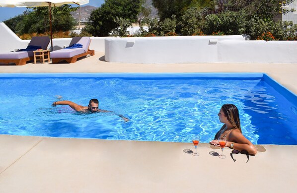 حمّام سباحة خارجي موسمي، مظلات على حمّام السباحة، مقاعد للتشمس