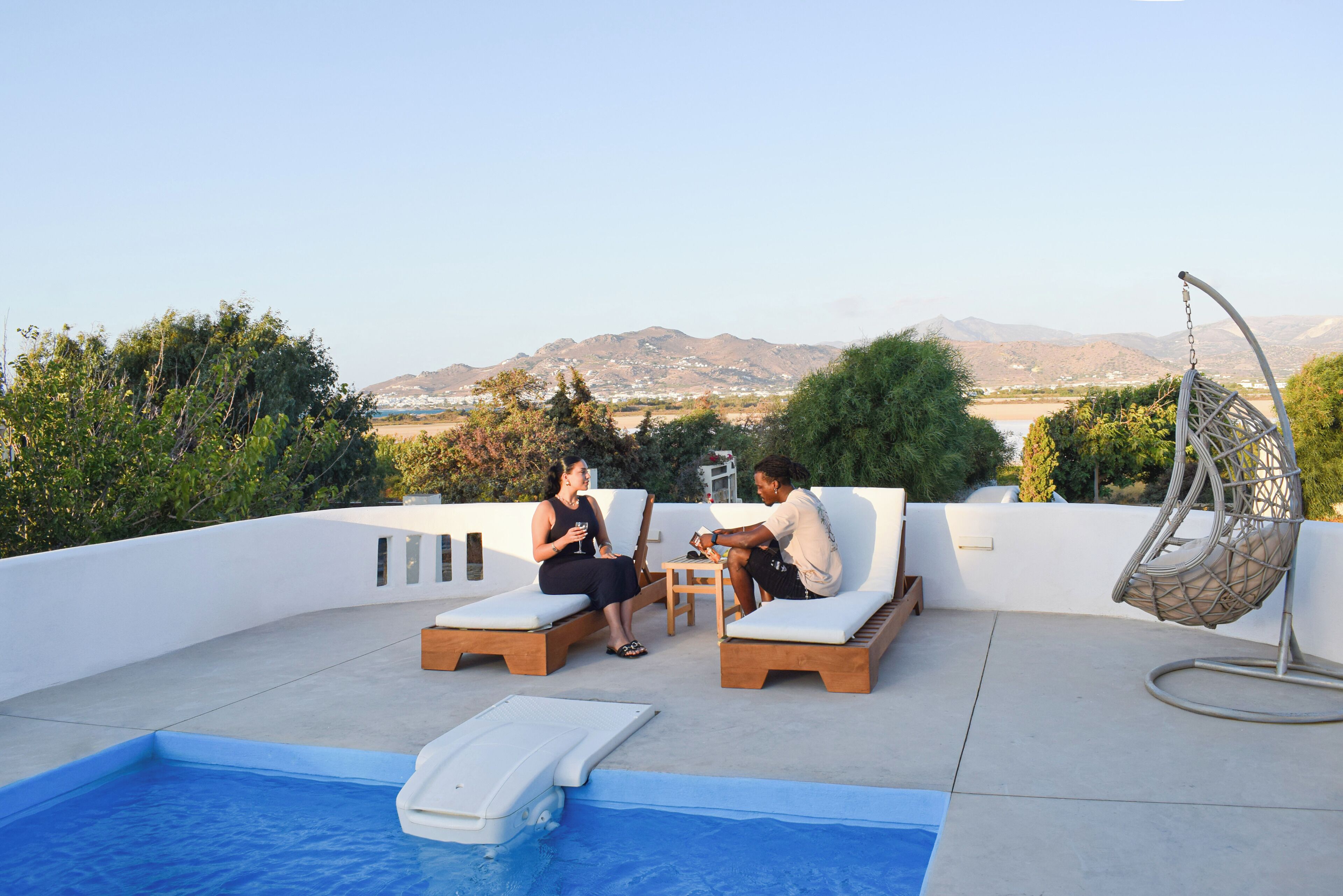Alberca al aire libre por temporada y sombrillas en la alberca 