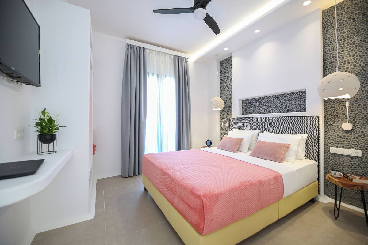 خزنة داخل الغرفة وستائر تعتيم ومكواة/لوح كي وواي فاي مجانًا