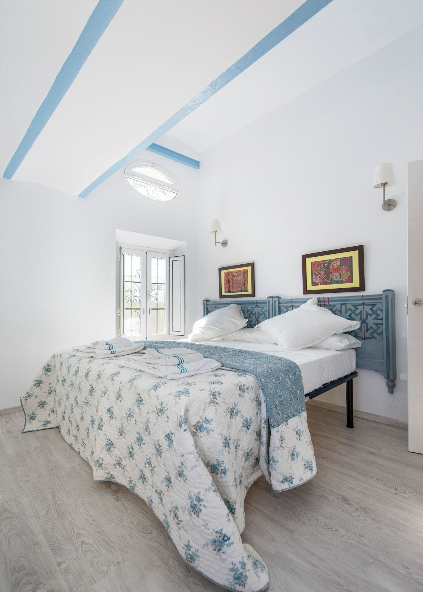 Tabla de planchar con plancha, wifi y ropa de cama 
