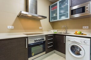 Palmer l. Cozy and Comfortable! | Private kitchen | Full-sized fridge, microwave, oven, stovetop - Feriapiso Apartments Palmer (L'Hospitalet de Llobregat)