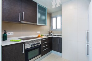 Palmer III. Bright and Comfortable Duplex! | Private kitchen | Full-sized fridge, microwave, oven, stovetop - Feriapiso Apartments Palmer (L'Hospitalet de Llobregat)