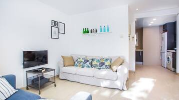 Comfort-Apartment, Balkon, Stadtblick | Wohnbereich | 32-Zoll-Smart-TV mit Digitalempfang