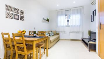 Comfort-Apartment, Terrasse, Stadtblick | Wohnbereich | 32-Zoll-Smart-TV mit Digitalempfang