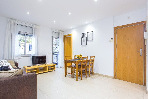 Comfort appartement, balkon, uitzicht op de stad | Woonruimte | Een 32-inch smart-tv met digitale zenders