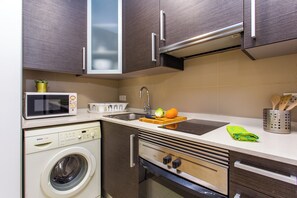 Leilighet – comfort, balkong, byutsikt | Eget kjøkken | Kjøleskap, mikrobølgeovn, ovn og kokeplater