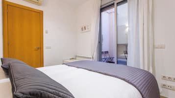 Appartamento Comfort, patio, vista città | Ferro/asse da stiro, Wi-Fi gratuito, lenzuola