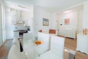 Superior-Apartment, Blick auf den Innenhof | Wohnbereich | Fußbodenheizung