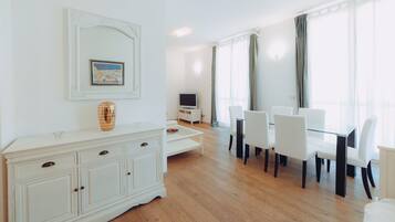 Appartement Supérieur, vue cour intérieure | Coin séjour