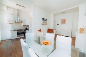 Superior-Apartment, Blick auf den Innenhof | Wohnbereich | Fußbodenheizung