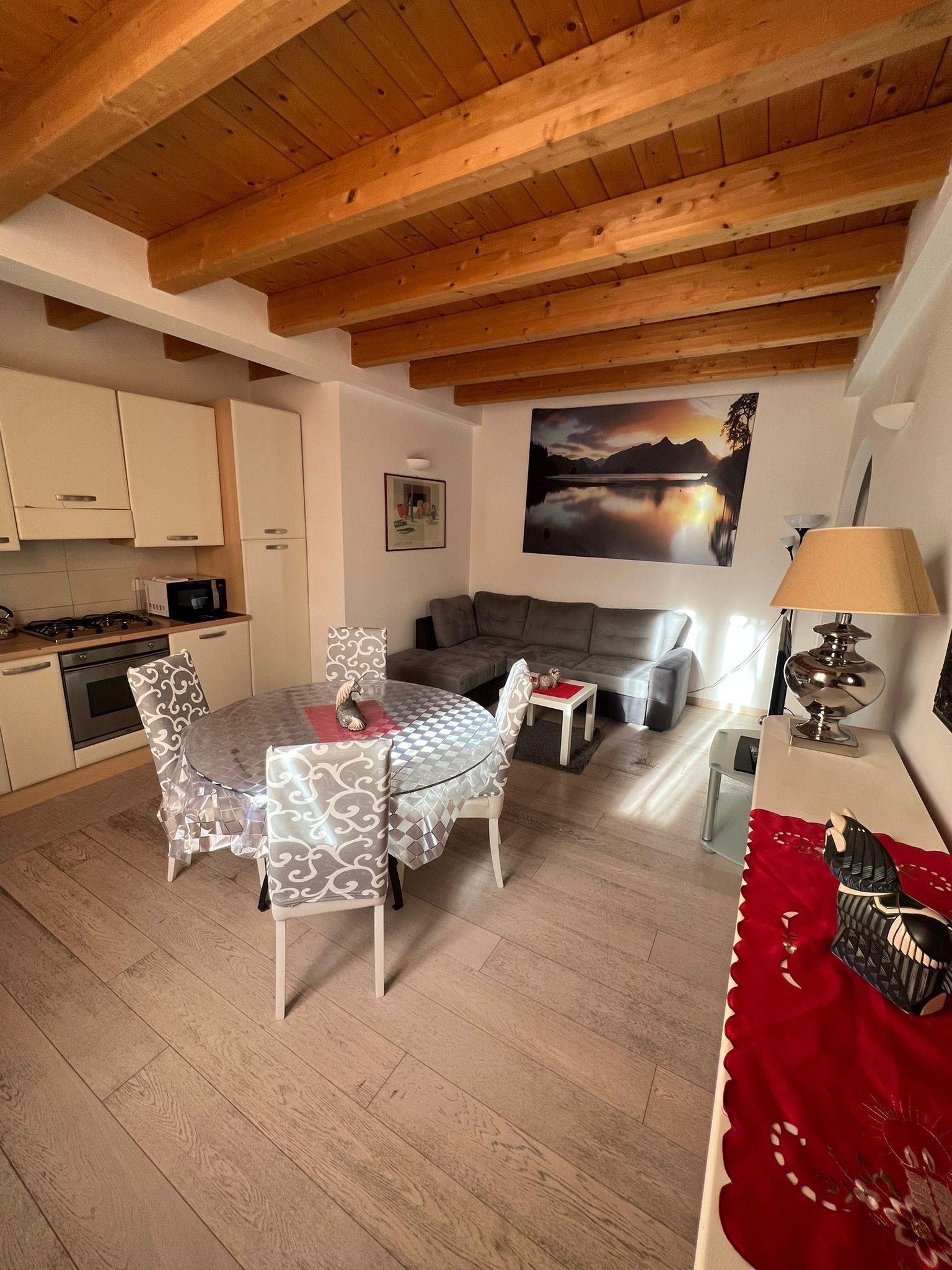 Ett mysigt vardagsrum med ett matbord, en soffa och en köksdel.