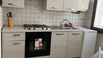 Apartamento básico, vistas al jardín | Cocina privada | Máquina de café espresso, cafetera o tetera y molinillo de café