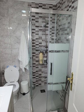 Bungalow, 3 Bedrooms, Balcony, Garden View | Bathroom - Ground Floor Apartment With Terrace and Pool (Torrevieja)