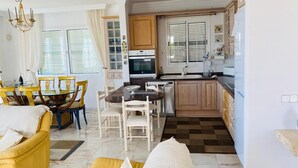 Interior - Villa with sea views and private pool overlooking the harbour. (Tías)