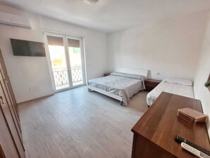 2 bedrooms, bed sheets - Seafront apartment in Santa Maria di Castellabate near the Pepi Promenade (Santa Maria di Castellabate)