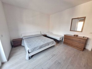 2 bedrooms, bed sheets - Seafront apartment in Santa Maria di Castellabate near the Pepi Promenade (Santa Maria di Castellabate)