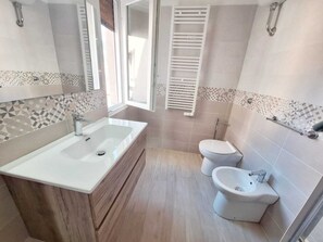 Dusche, Bidet, Handtücher, Seife